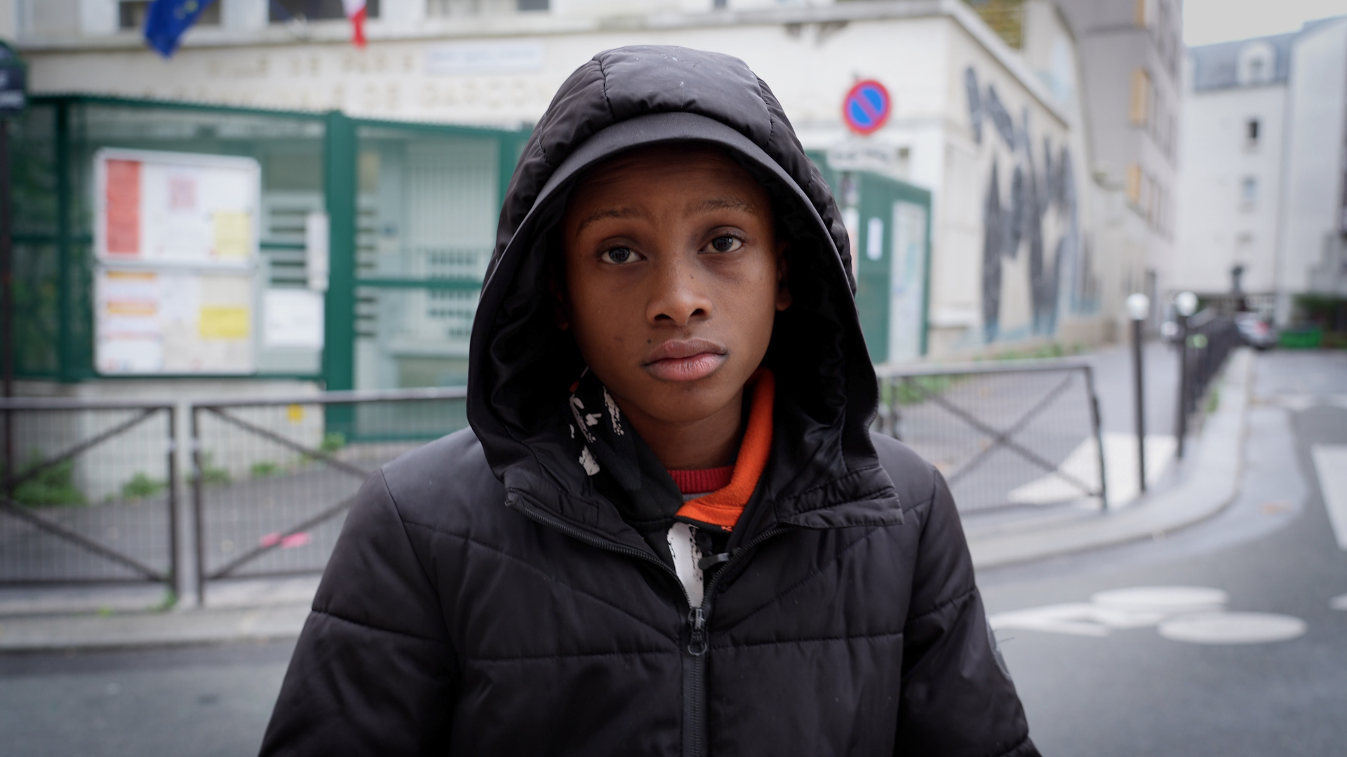 David, 9 ans, est hébergé avec sa mère dans l'école Richomme du XVIIIe arrondissement.