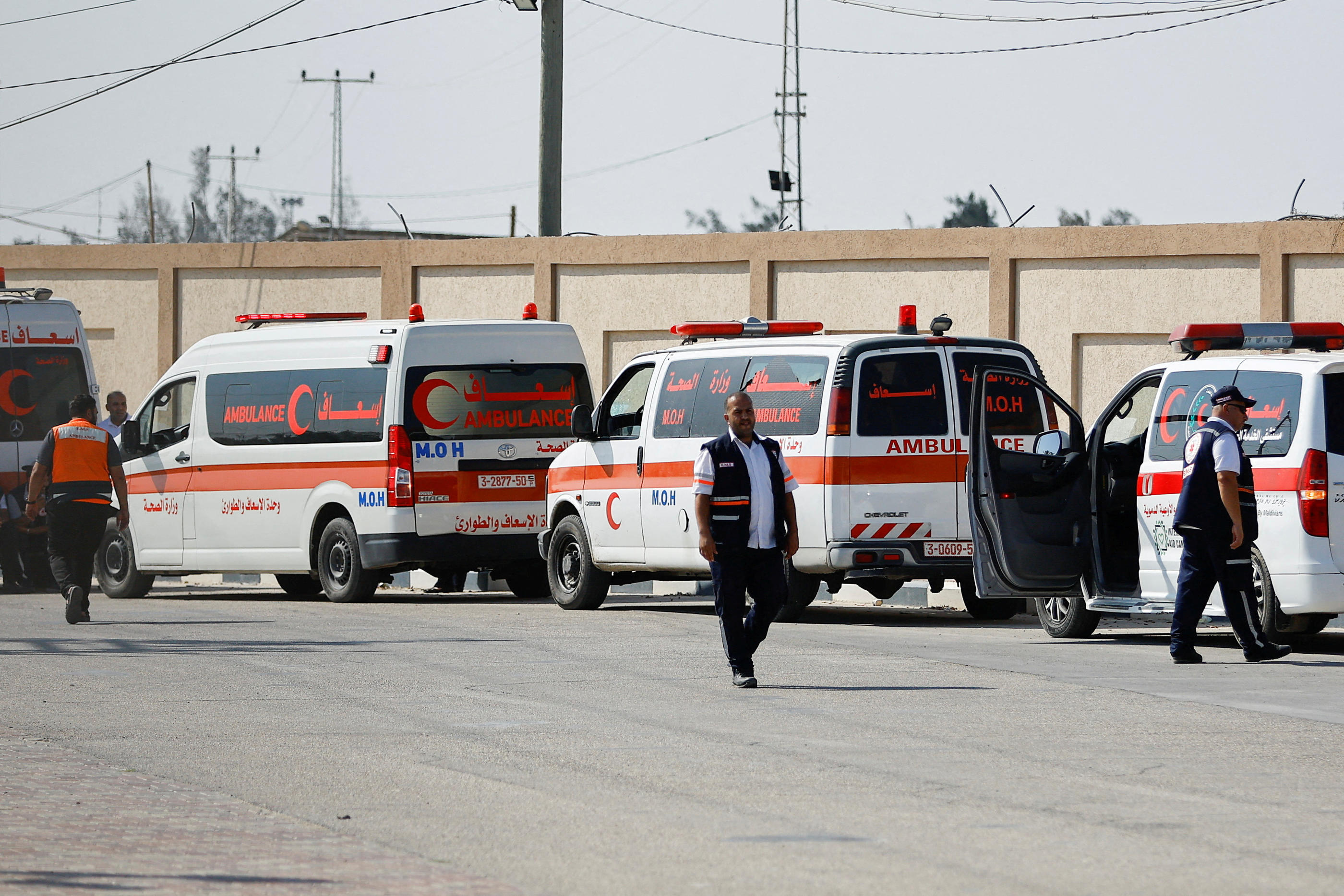 L'Egypte a annoncé que le poste-frontière resterait ouvert jeudi pour permettre l'évacuation de nouveaux blessés et étrangers. REUTERS/Ibraheem Abu Mustafa