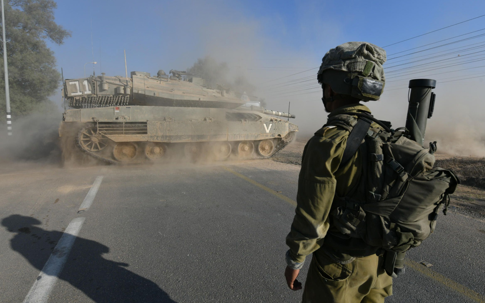 Un soldat israélien et un véhicule blindé près de la frontière sud entre Israël et Gaza, le 13 octobre. Icon Sport/Xinhua