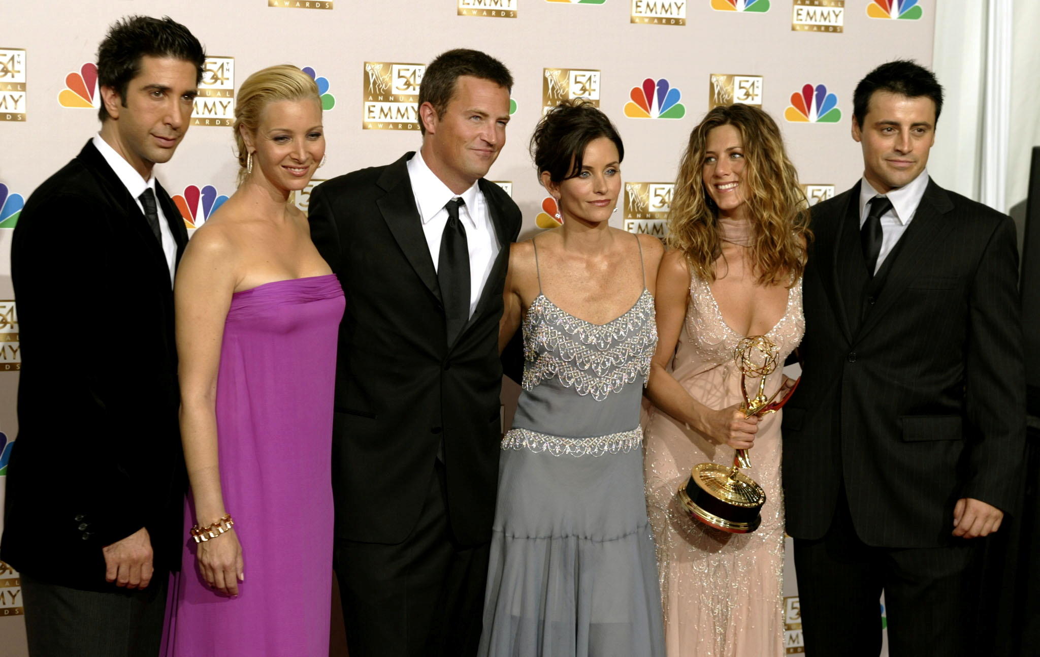 Matthew Perry (3e en partant de la gauche) était le légendaire Chandler Bing aux côtés des acteurs de « Friends ». REUTERS/Mike Blake
