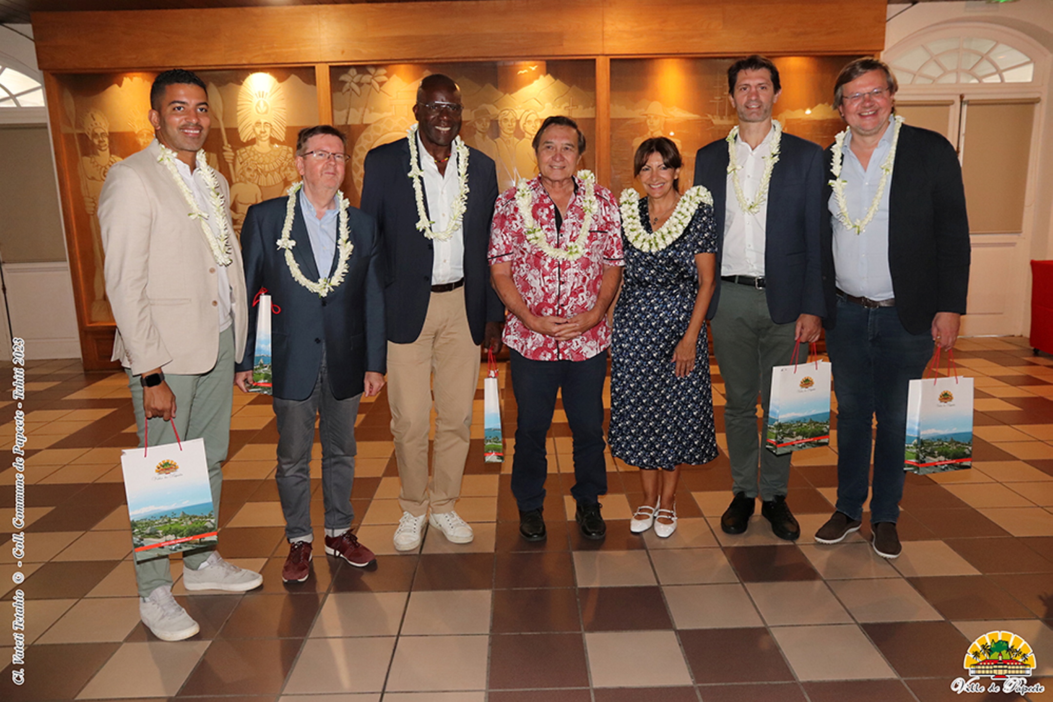 Anne Hidalgo et la délégation parisienne en Polynésie française, le 20 octobre avec le maire de Papeete Michel Buillard au centre. Ville de Papeete