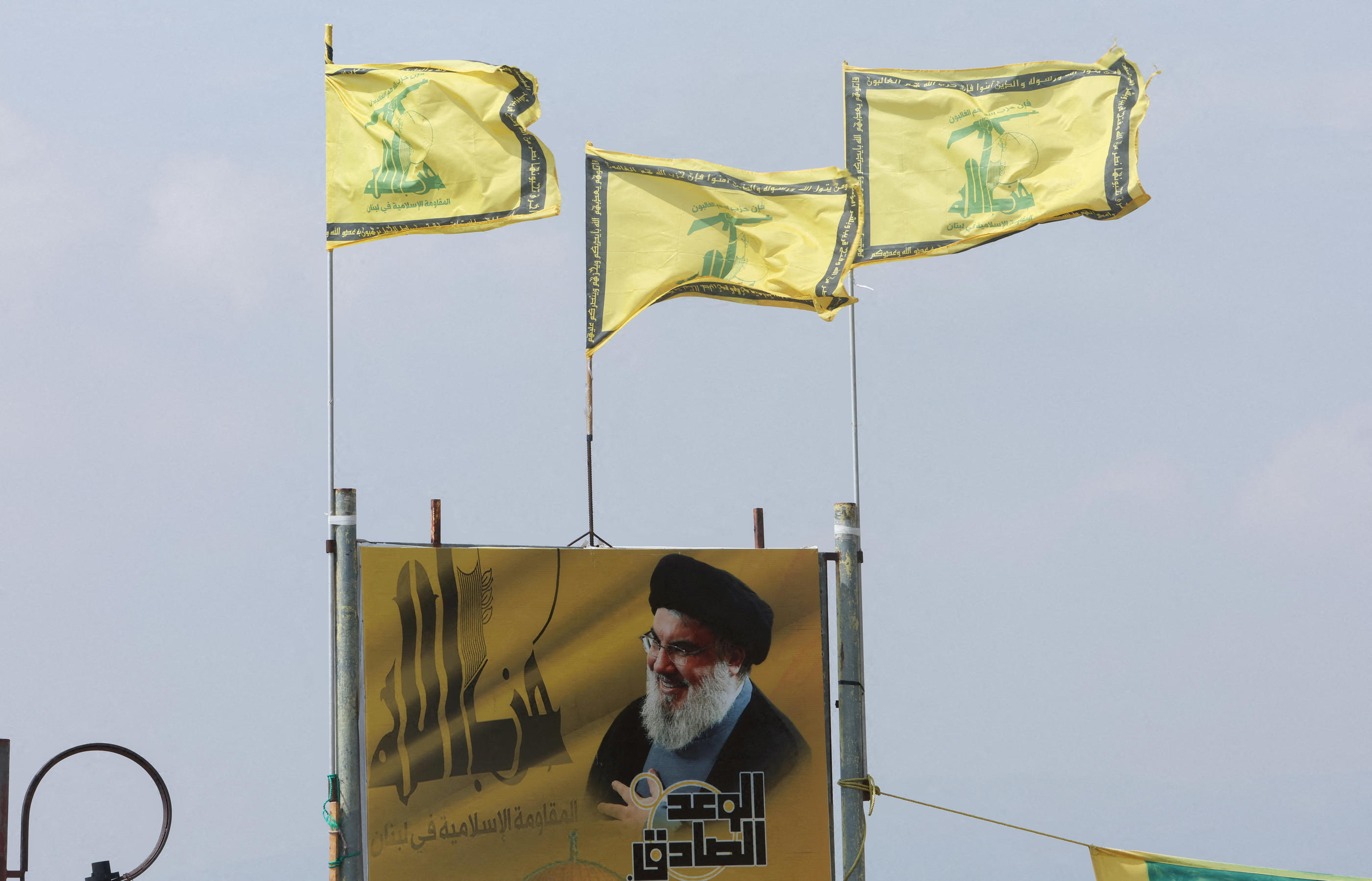 Drapeaux du Hezbollah libanais avec une photo du leader de l'organisation Sayyed Hassan Nasrallah, à Kfarchouba, près de la frontière avec Israël, le 8 octobre 2023. REUTERS/Aziz Taher