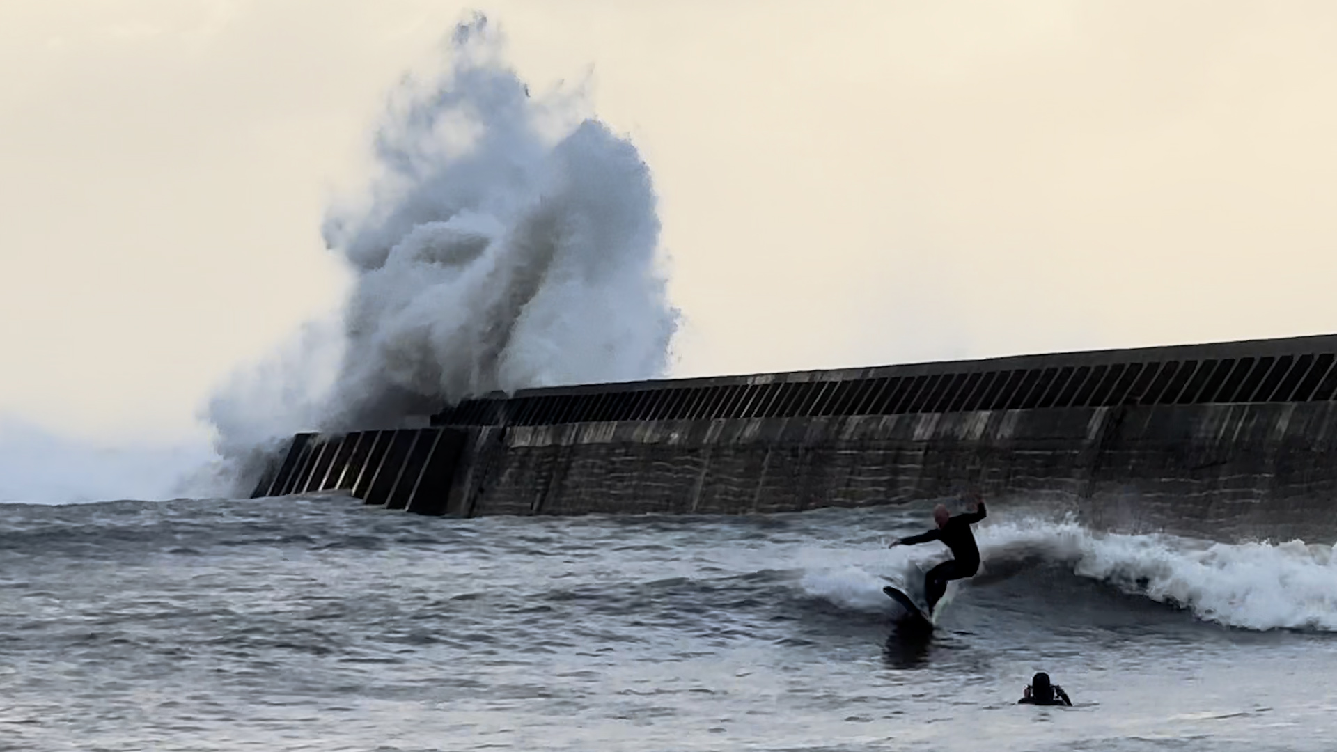 Un surfeur prend une vague dans le port de Lesconil, dans le Finistère, juste après le passage de la tempête Ciaran, le 2 novembre 2023