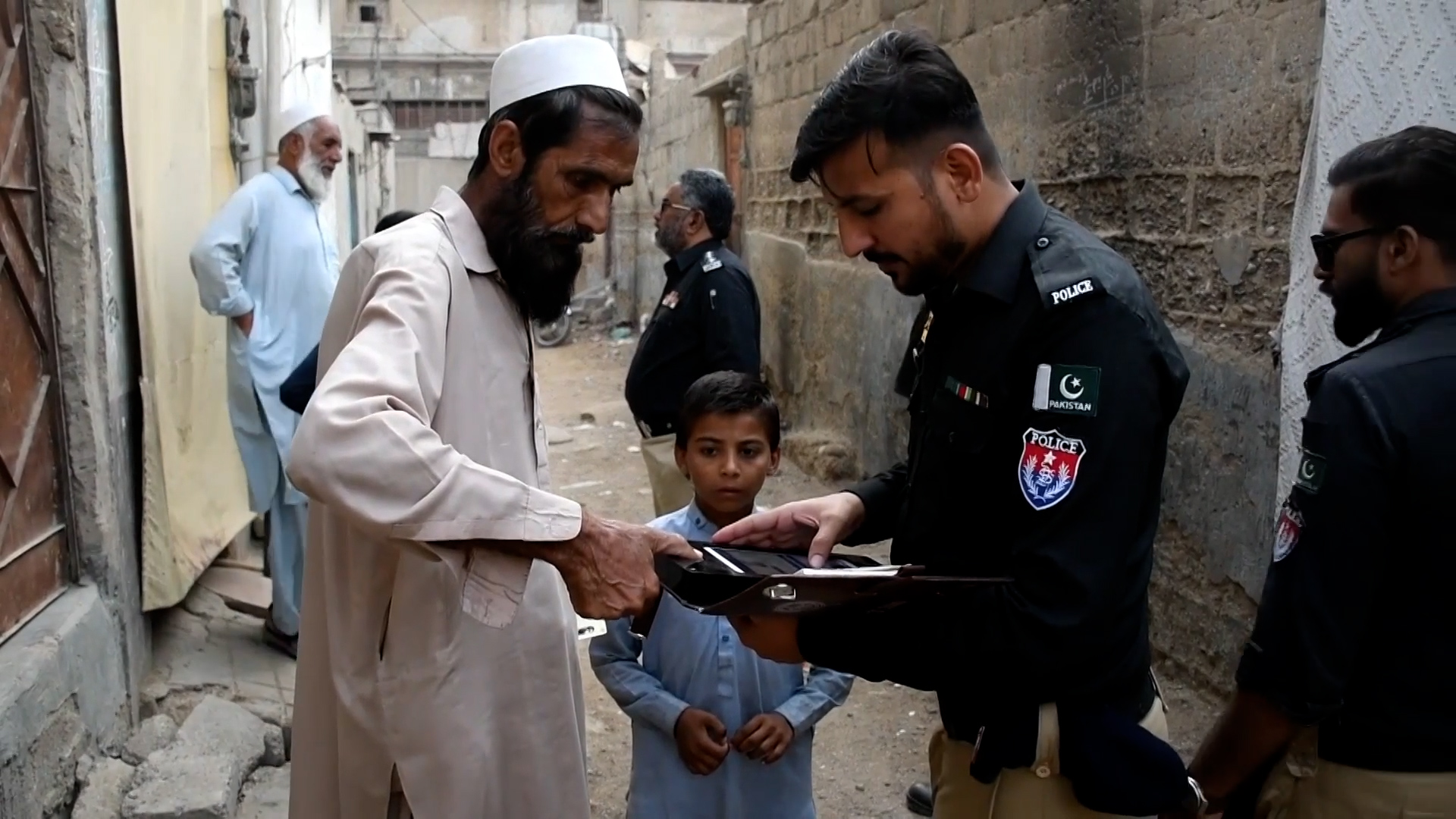 La police pakistanaise arrête les Afghans en situation irrégulière pour les expulser.